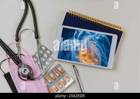 Im Krankenhaus untersucht der Herz-Thorax-Chirurg 3D-Röntgenaufnahme des Herzens des Patienten auf einem digitalen Tablet Stockfoto