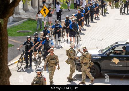 Austin, Texas, USA, 29. April 2024: Fahrradpolizisten greifen auf pro-palästinensische Demonstranten an der University of Texas in Austin ein. Der Campus wurde an einem dritten Tag in Folge von Demonstrationen erschüttert, als Dutzende Studenten und Unterstützer versuchten, eine Zeltstadt in der Nähe des Hauptverwaltungsgebäudes zu errichten. Texas State Truppe, Austin Polizei und UT Polizei haben Dutzende von Festnahmen gemacht. Quelle: Bob Daemmrich/Alamy Live News Stockfoto