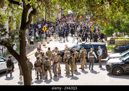 Austin, Texas, USA, 29. April 2024: Texanische Staatstruppen mit Aufstandsausrüstung ziehen an der University of Texas in Austin gegen pro-palästinensische Demonstranten ein. Der Campus wurde an einem dritten Tag in Folge von Demonstrationen erschüttert, als Dutzende Studenten und Unterstützer versuchten, eine Zeltstadt in der Nähe des Hauptverwaltungsgebäudes zu errichten. Texas State Truppe, Austin Polizei und UT Polizei haben Dutzende von Festnahmen gemacht. Quelle: Bob Daemmrich/Alamy Live News Stockfoto