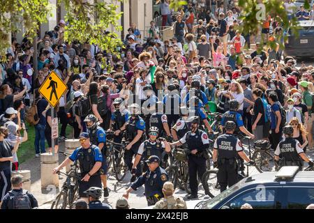 Austin, Texas, USA, 29. April 2024: Fahrradpolizisten greifen auf pro-palästinensische Demonstranten an der University of Texas in Austin ein. Der Campus wurde an einem dritten Tag in Folge von Demonstrationen erschüttert, als Dutzende Studenten und Unterstützer versuchten, eine Zeltstadt in der Nähe des Hauptverwaltungsgebäudes zu errichten. Texas State Truppe, Austin Polizei und UT Polizei haben Dutzende von Festnahmen gemacht. Quelle: Bob Daemmrich/Alamy Live News Stockfoto