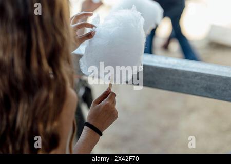 Zuckerwatte, Zuckerwatte und Märchenseide wurden bei einem gesellschaftlichen Event für Kinder gesurft. Es wird aus Zucker in der Maschine hergestellt. Stockfoto