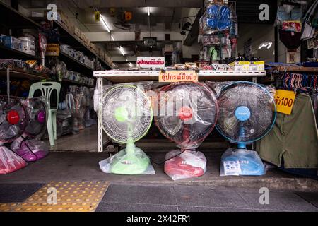 Bangkok, Thailand. April 2024. Fans werden während einer bestimmten Zeit zum Verkauf angeboten oder am Sonntag, den 28. April 2024, werden von der thailändischen Wetterbehörde in Bangkok, Thailand, extreme Hitzewarnungen gemeldet. Die Wettermuster in El Nino bringen überdurchschnittlich heißere Temperaturen, die bis Juni erwartet werden. (Kreditbild: © Andre Malerba/ZUMA Press Wire) NUR REDAKTIONELLE VERWENDUNG! Nicht für kommerzielle ZWECKE! Stockfoto