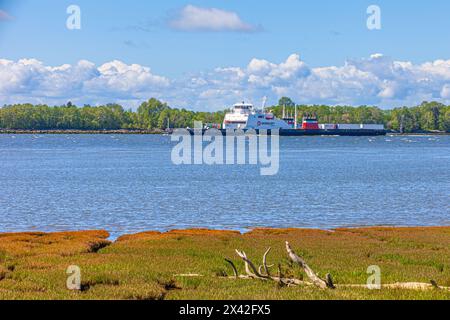 Truck-Fähre, die den Südarm des Fraser River in der Nähe von Vancouver, Kanada, hinaufsegelt Stockfoto