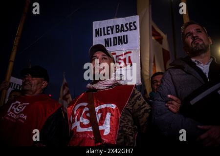 Buenos Aires, Buenos Aires, Argentinien. April 2024 30. Linke Parteien mobilisierten sich vor dem Nationalkongress in Buenos Aires, um das neue Basen-Gesetz abzulehnen, das in einer Sondersitzung der Abgeordnetenkammer diskutiert wurde. Das Grundgesetz beinhaltet eine Arbeitsreform, die Abschaffung des Rentenmoratoriums, delegierte Befugnisse, die es Milei erlauben, öffentliche Organisationen zu beseitigen, und die Privatisierung öffentlicher Unternehmen. (Kreditbild: © Daniella Fernandez Realin/ZUMA Press Wire) NUR REDAKTIONELLE VERWENDUNG! Nicht für kommerzielle ZWECKE! Quelle: ZUMA Press, Inc./Alamy Live News Stockfoto