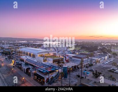 Blick aus der Vogelperspektive auf den farbenfrohen Sonnenaufgangshimmel über Mission Beach San Diego mit Ferienhäusern, Villen ohne auf der Straße Stockfoto
