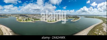 Blick aus der Vogelperspektive auf das Naturreservat Fiesta Island im Herzen von San Diego mit Blick auf den Bay Park Stockfoto