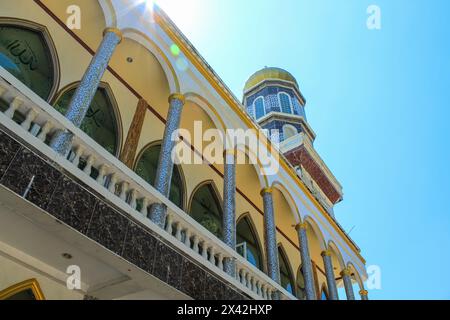 Die Panyee Darussalam Moschee, die auf der Insel neben der Siedlung liegt, dient der überwiegend muslimischen Bevölkerung und ist ein Treffpunkt für die Kommunikation Stockfoto
