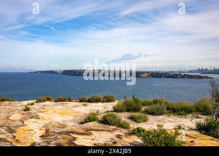 North Head Manly mit Blick auf den Hafen von Sydney „The Heads“ entlang der Küste der östlichen Vororte und der Skyline von Sydney, NSW, Australien Stockfoto