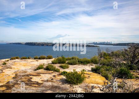 North Head Manly mit Blick auf den Hafen von Sydney „The Heads“ entlang der Küste der östlichen Vororte und der Skyline von Sydney, NSW, Australien Stockfoto