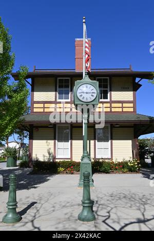 WHITTIER, KALIFORNIEN - 28. April 2024: Das Whittier Transportation Center, ist ein 1892 erbautes Bahndepot, das heute noch für eine Eisenbahnstation erhalten ist Stockfoto