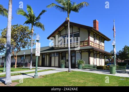 WHITTIER, KALIFORNIEN - 28. April 2024: Das Whittier Transportation Center, ist ein 1892 erbautes Bahndepot, das heute noch für eine Eisenbahnstation erhalten ist Stockfoto