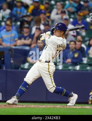 Milwaukee, WI, USA. April 2024. Der Milwaukee Brewers-Outfield Sal Frelick (10) schlägt im American Family Field in Milwaukee, WI, ein Doppelspiel in der unteren Hälfte des Neunten, um das Inning während des Spiels zwischen den Milwaukee Brewers und den Tampa Bay Rays zu führen. Darren Lee/CSM/Alamy Live News Stockfoto