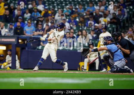 Milwaukee, WI, USA. April 2024. Der Milwaukee Brewers-Outfield Sal Frelick (10) schlägt im American Family Field in Milwaukee, WI, ein Doppelspiel in der unteren Hälfte des Neunten, um das Inning während des Spiels zwischen den Milwaukee Brewers und den Tampa Bay Rays zu führen. Darren Lee/CSM/Alamy Live News Stockfoto