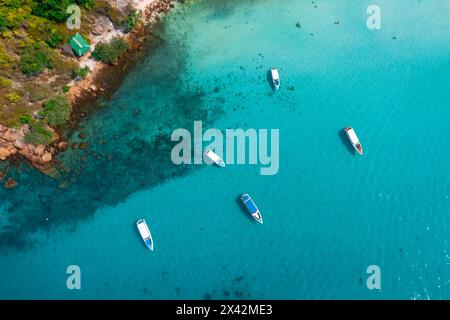 Schnellboote und Schiffe rund um eine tropische paradiesische exotische Insel im Indischen Pazifik während einer Hopping-Tour am Strand von Asien. Blick von oben auf aer Stockfoto