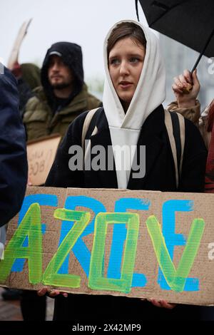 Die junge ukrainische Frau hält auf einer öffentlichen Kundgebung das Banner "Freies Asov". Kiew - 21. April 2024 Stockfoto