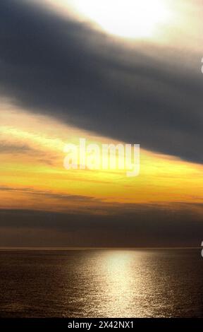 Himmel und Ozean im frühen Morgenlicht Stockfoto