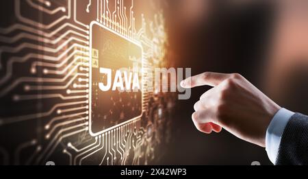 Geschäftsmann klickt auf Java Programmiersprache Anwendungskonzept auf virtuellen Bildschirm Stockfoto
