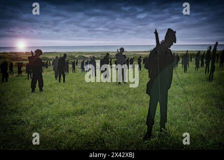 Ein Blick auf die Silhouetten des Standing With Giants, die die Installation für Ihre Zukunft im britischen Normandie Memorial in Ver-Sur-Mer, Frankreich, zum 80. Jahrestag des D-Day schaffen. Die 1.475 Statuen ehren jeden Soldaten, der am D-Day selbst gefallen ist, und stehen im Schatten der Gedenkstätte mit Blick auf Gold Beach, wo viele von ihnen vor fast 80 Jahren gelandet sind. Ver-Sur-Mer, Calvados, Frankreich am 27. April 2024. Die Felder auf dem Campus des britischen Normandie Memorial sind mit Silhouetten von Soldaten gefüllt, die die drei Militärdienste repräsentieren, die jeweils knapp unter t stehen Stockfoto
