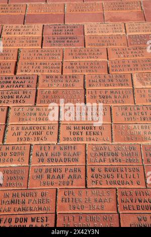 Memorial Walk North Head, Pavers Walkway sind mit den Namen und Botschaften derer versehen, die in der Navy, Army, Air Force und Merchant Navy gedient haben Stockfoto