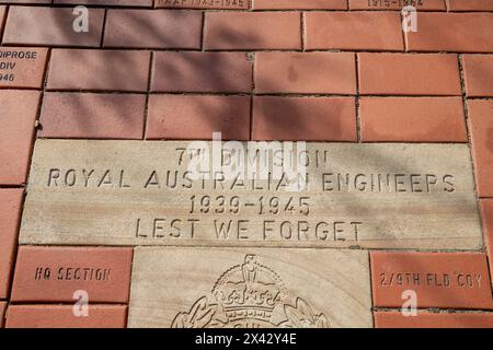 Memorial Walk North Head, Pavers Walkway sind mit den Namen und Botschaften derer versehen, die in der Navy, Army, Air Force und Merchant Navy gedient haben Stockfoto