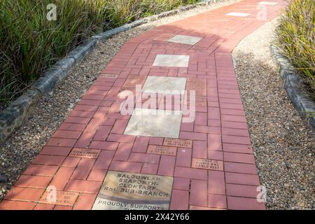 Memorial Walk North Head, Pavers Walkway sind mit den Namen und Botschaften derer versehen, die in der Navy, Army, Air Force und Merchant Navy gedient haben Stockfoto