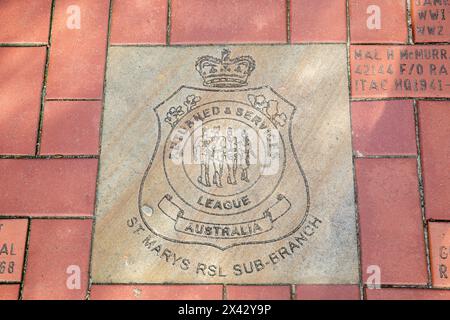 Memorial Walk North Head, Pavers Walkway sind mit den Namen und Botschaften derer versehen, die in der Navy, Army, Air Force und Merchant Navy gedient haben Stockfoto