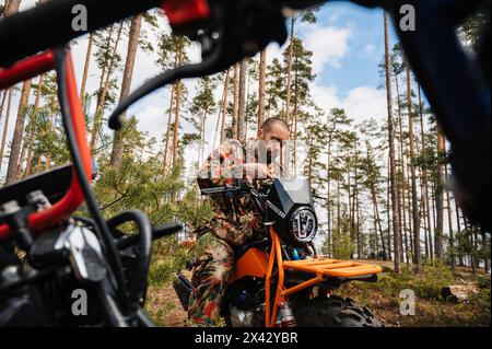 REPUBLIK KARELIEN, RUSSLAND - CA. JUNI 2022: Offroad-Turnier Ladoga Trophy 2022 rund um den Ladoga-See. Motorradfahrer stellt das Motorrad vor dem Rennen ein Stockfoto