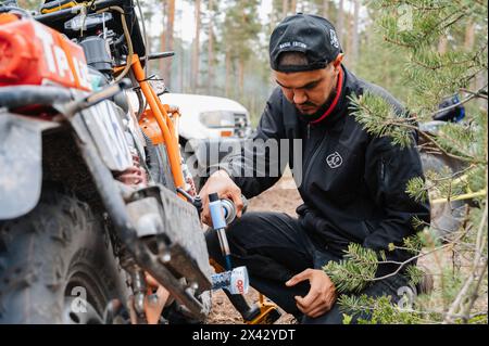 REPUBLIK KARELIEN, RUSSLAND - CA. JUNI 2022: Offroad-Turnier Ladoga Trophy 2022 rund um den Ladoga-See. Ein Motorradfahrer bereitet ein Motorrad vor dem Rennen vor Stockfoto