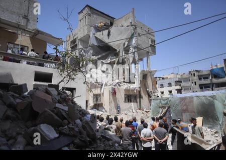 Rafah, Palästina. April 2024. Palästinensische Zivilverteidigungsteams, die am 29. April 2024 in Rafah im Gazastreifen Such- und Rettungseinsätze in den Trümmern nach israelischen Angriffen durchführen. Israelische Luftangriffe auf die Stadt Rafah im Süden des Gazastreifens haben mindestens 22 Menschen getötet, darunter sechs Frauen und fünf Kinder, sagten palästinensische Gesundheitsbeamte. Eines der Kinder, die bei den Streiks über Nacht bis Montag getötet wurden, war gerade einmal 5 Tage alt. Quelle: Abaca Press/Alamy Live News Stockfoto