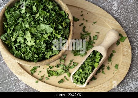 Frisch getrocknete grüne Petersilie Adaptogene Zutat. Kräutermedizin gesunde Ernährung. Superfood-präbiotische Nahrung. Nachhaltige, selbst angebaute Bio-Kräuter Stockfoto