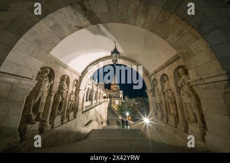 Blick auf die alte Fischerbastei in Budapest. Arch Gallery. Beliebte Touristenattraktion in Ungarn. Statuen aus der Arpad-Ära, die die Treppe bewachen. Stockfoto