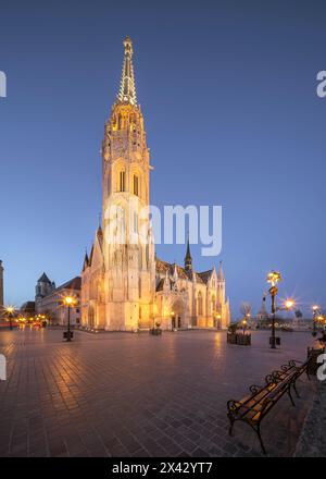 Abendliche Stadtlandschaft über Budapest mit der beleuchteten Matthiaskirche. Erstaunliche Attraktion im Burgviertel Buda neben der Fishermans Bastion. Stockfoto