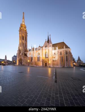 Abendliche Stadtlandschaft über Budapest mit der beleuchteten Matthiaskirche. Erstaunliche Attraktion im Burgviertel Buda neben der Fishermans Bastion. Stockfoto