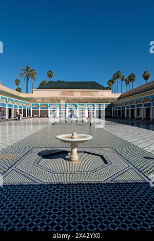 Marrakesch, Marokko, 16. November 2024, Innenhof im Bahia-Palast mit kleinem weißen Brunnen in der Mitte Stockfoto