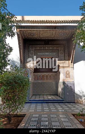 Marrakesch, Marokko, 16. November 2024, schöne Dekoration im Garten im Bahia Palace. Stockfoto