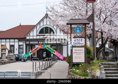 Kagawa, Japan - 7. April 2024: Bahnhof Kotohira. Kirschblüte in voller Blüte auf der Insel Shikoku. Stockfoto