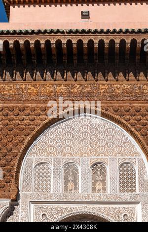 Marrakesch, Marokko, 16. November 2024, schöne Einrichtung in Medersa Ben Youssef Marrakesch - historische islamische Schule in Marrakesch, Nordafrika, Afrika Stockfoto