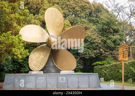 Monument im Konpira-Schrein ( alias Konpira-san oder Kotohira-Gu ). Die Kirschblüten blühen im Frühjahr in voller Blüte. Kotohira, Kagawa, Japan. Stockfoto