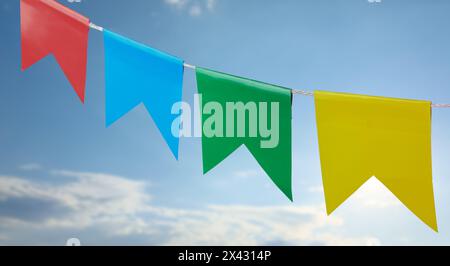 Girlande mit bunten Fahnen im Freien. Cinco de Mayo-Feier Stockfoto