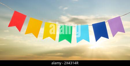 Girlande mit bunten Fahnen im Freien. Banner für Cinco de Mayo-Feier Stockfoto