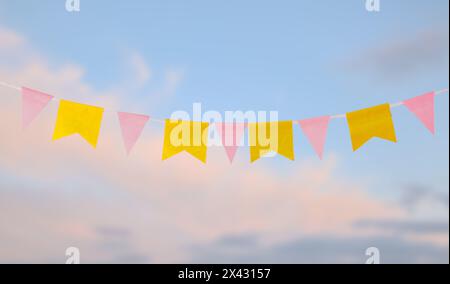 Girlande mit bunten Fahnen im Freien. Cinco de Mayo-Feier Stockfoto