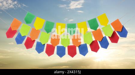 Girlanden mit bunten Fahnen im Freien. Cinco de Mayo-Feier Stockfoto