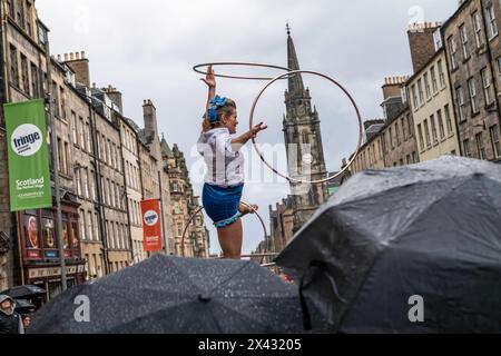 Edinburgh, Midlothian, Schottland, Großbritannien. August 2023. Straßenkünstler auf und um die Royal Mile während Edinburghs weltberühmtem Kunstfestival. C Stockfoto