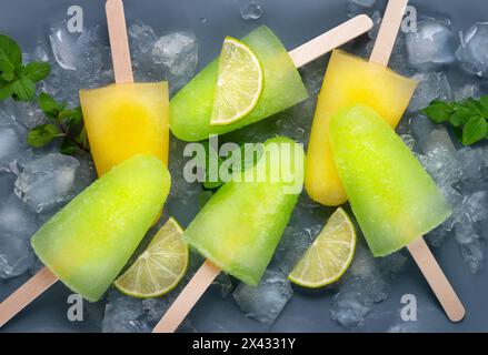 Hausgemachte Popsicles mit Limettensaft, Minze und Orangeneis Stockfoto