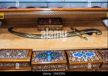 Traditioneller arabischer usbekischer Säbel und hölzerne geschnitzte Schatullen in einem Souvenirladen in Usbekistan Stockfoto