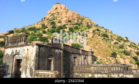 Rocky Mountain View of Idar Fort, 8. Jahrhundert, gelegen in Aravalli Mountain Range, Idar, Gujarat, Indien. Stockfoto