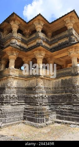 Wunderschöne Schnitzereien am Navlakha-Tempel, auch bekannt als Sonnentempel, Jethwa-Dynastie-Tempel aus dem 12. Jahrhundert, Ghumli, Gujarat, Indien. Stockfoto