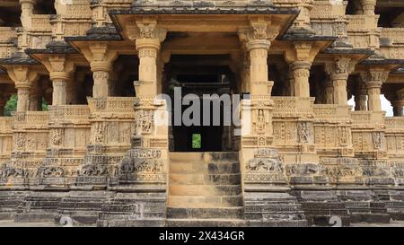 Wunderschöne Außenansicht des Navlakha-Tempels, auch bekannt als Sonnentempel, Jethwa-Dynastie-Tempel aus dem 12. Jahrhundert, Ghumli, Gujarat, Indien. Stockfoto