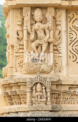 Wunderschöne Schnitzereien am Navlakha-Tempel, auch bekannt als Sonnentempel, Jethwa-Dynastie-Tempel aus dem 12. Jahrhundert, Ghumli, Gujarat, Indien. Stockfoto