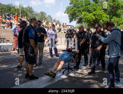 Austin, USA. April 2024. Ein Mann wird während eines pro-palästinensischen Protestes an der University of Texas at Austin (UT Austin) in Austin, USA, am 29. April 2024 verhaftet. Mehr als 100 Menschen wurden verhaftet, als am Montagnachmittag Polizei und pro-palästinensische Demonstranten auf dem Campus von UT Austin zusammenstießen, berichteten lokale Medien unter Berufung auf Beamte des Travis County. Die Beamten sagten, die Anklage könnte den Widerstand gegen Festnahme und Körperverletzung beinhalten. Quelle: Christopher Davila/Xinhua/Alamy Live News Stockfoto